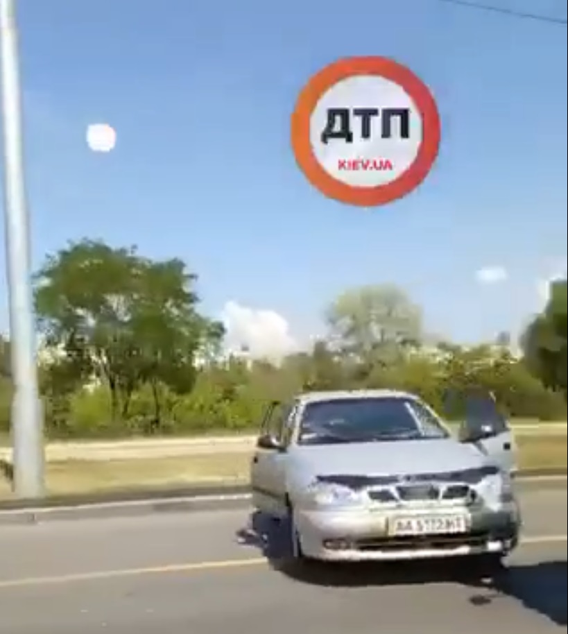 В Киеве на проспекте Степана Бандеры произошло ДТП - фура протаранила автомобиль Daewoo