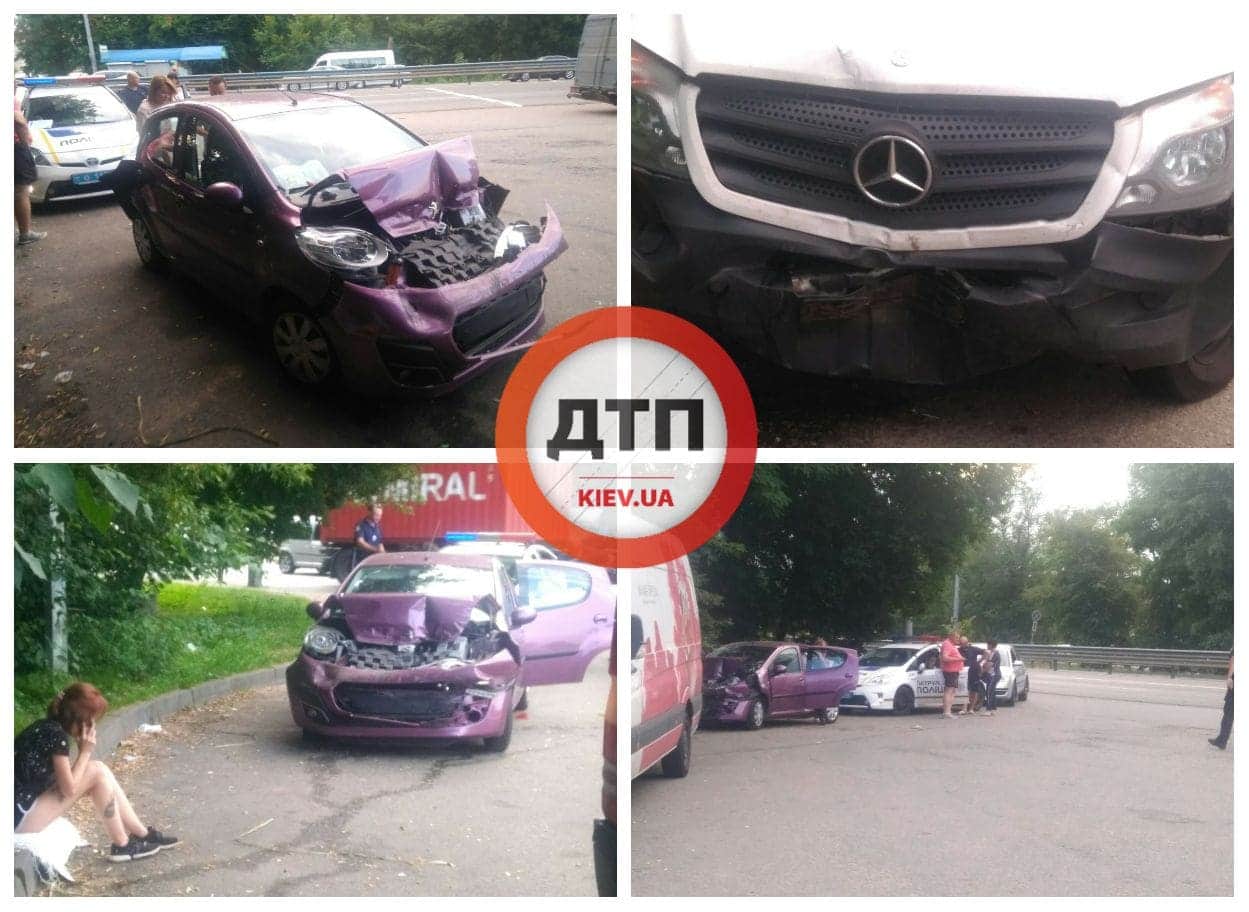 В Киеве на проспекте Глушкова произошло серьезное ДТП - микроавтобус Mercedes на светофоре врезался в Peugeot, которая отлетела в впереди стоящий бус