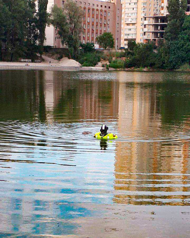 У Києві на вулиці Маршала Тимошенка в Андріївському озері потонув чоловік