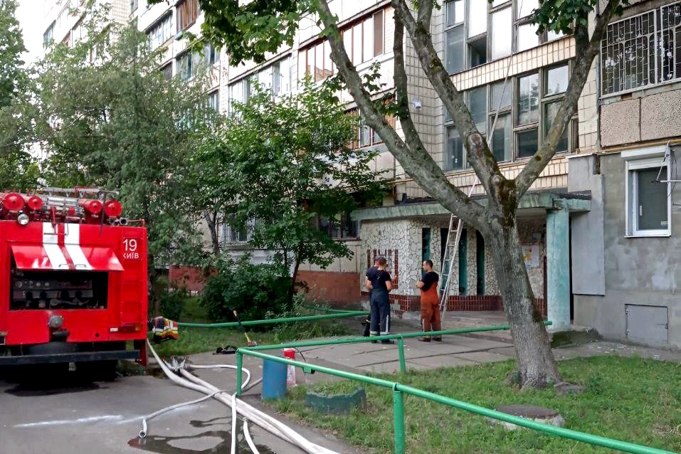 У Києві на вулиці Волкова із-за короткого замикання сталася серйозна пожежа в електрощитку на 8 поверсі багатоповерхівки