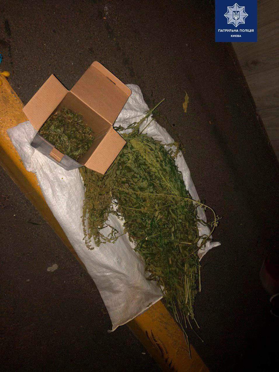 У Києві на вулиці Олевській патрульні затримали неадекватного чоловіка з мішком наркотичних речовин