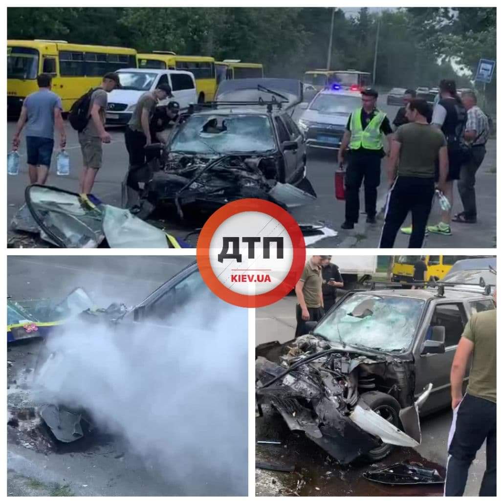В Киеве на Лесном произошло серьезное ДТП - легковушка врезалась в маршрутку: в автомобиле горят люди
