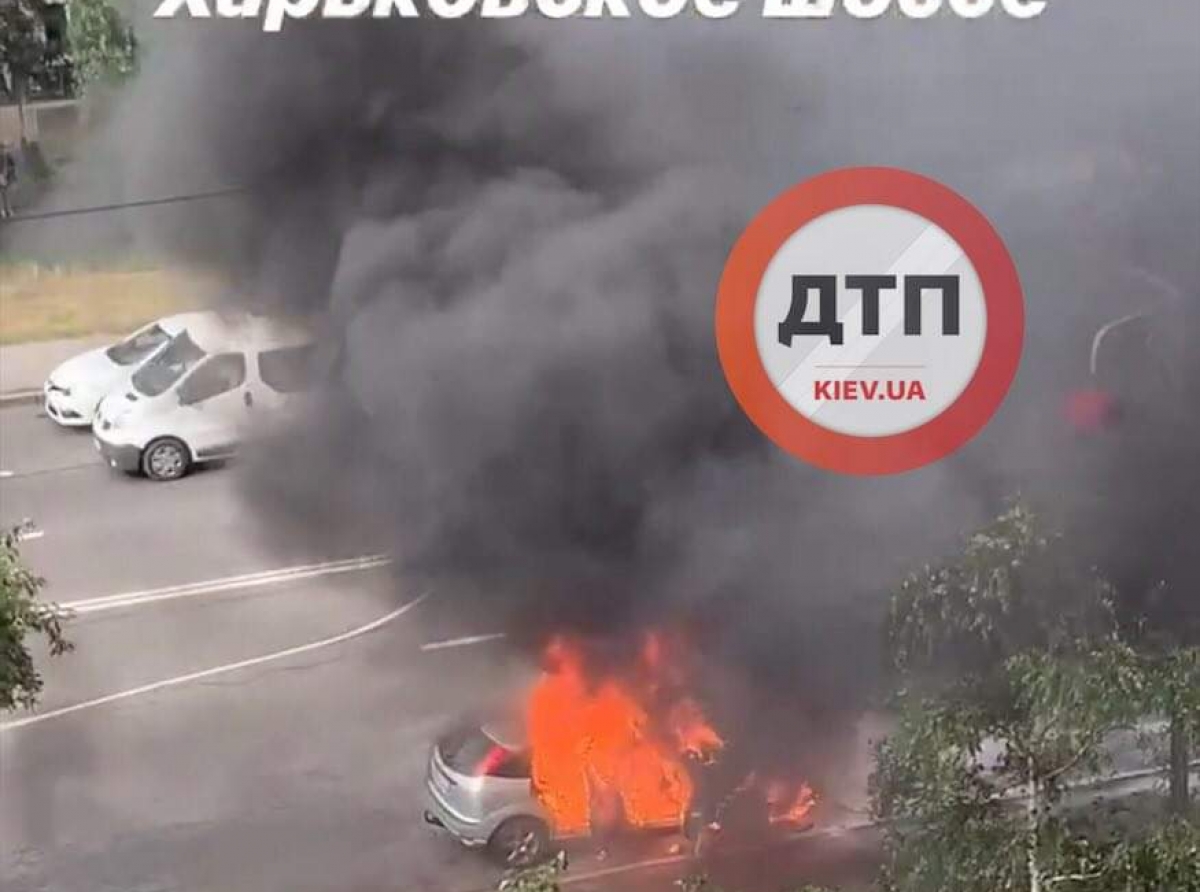 Серьезный пожар в Киеве на Харьковском шоссе - горит автомобиль