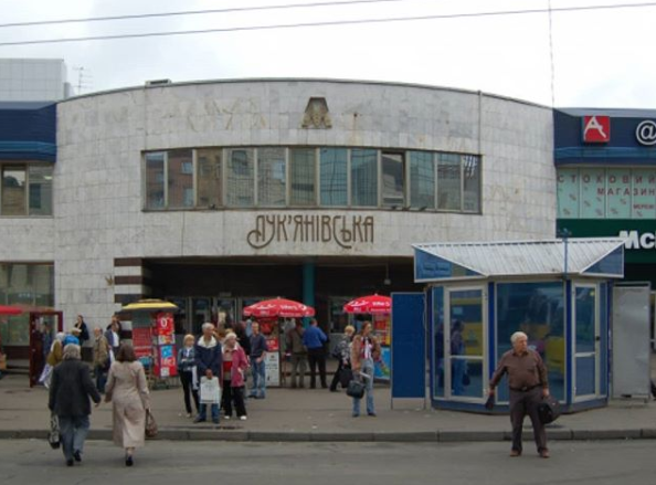 В Киеве возле метро "Лукьяновская" нашли подозрительный предмет: на место вызвали полицию