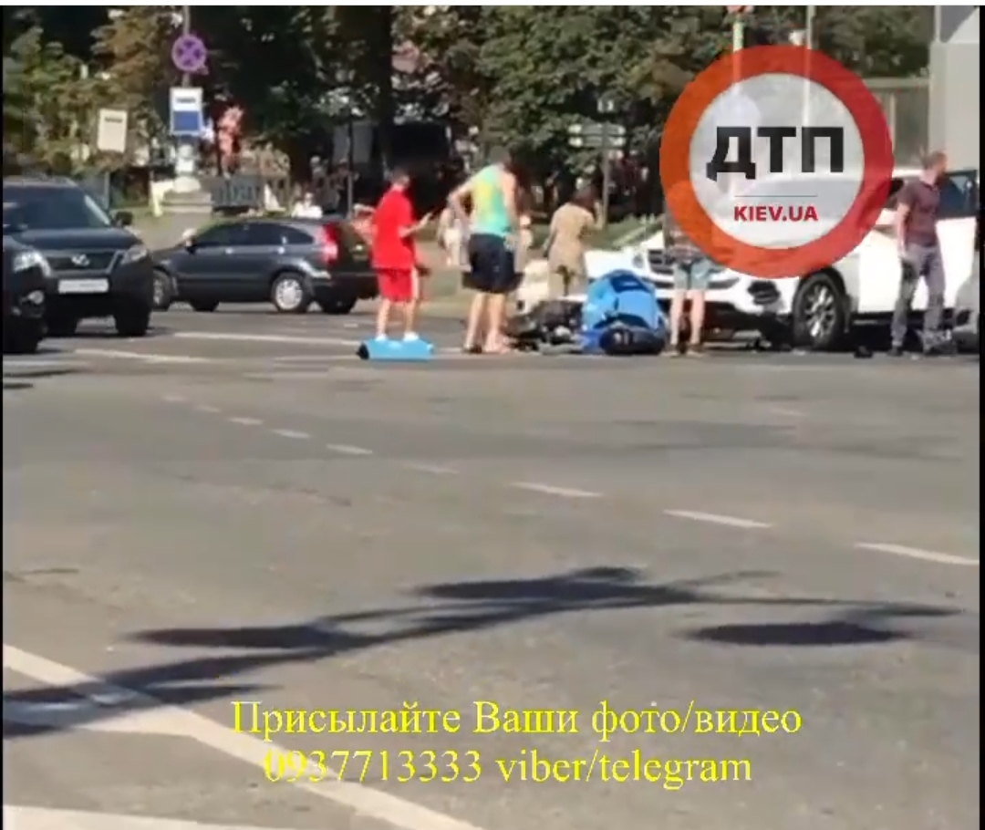 Мото ДТП в Киеве на Бессарабке: столкнулось несколько авто и скутер доставщика Domino's Pizza