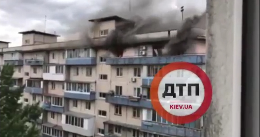 В Киеве на улице Курнатовского произошел серьезный пожар - горит квартира в многоэтажке