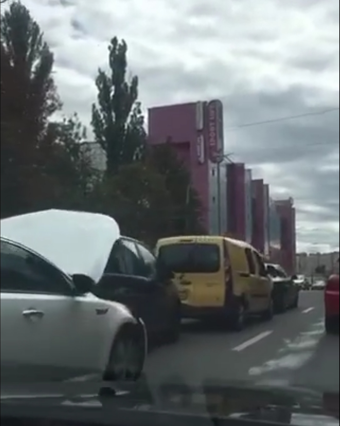 В Киеве на Вадима Гетьмана произошло ДТП - столкнулись 4 автомобиля