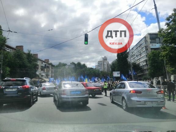 В Киеве митингующие заблокировали дорогу возле Минобороны - движение остановилось