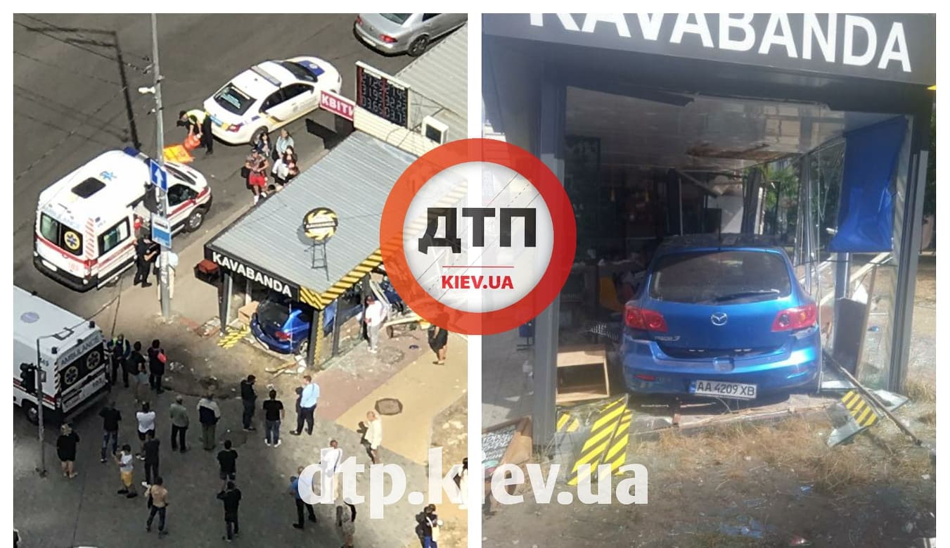 В Киеве на Днепровской набережной произошло серьезное ДТП с пострадавшими - столкнулись два автомобиля, от удара Mazda влетела в кофейню: водитель в критическом состоянии