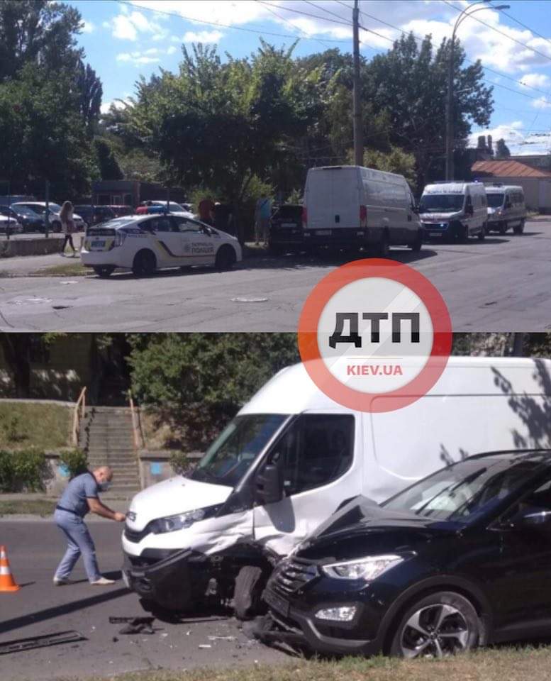 В Киеве на улице Сирецкая произошло серьезное ДТП - легковой автомобиль столкнулся с бусом