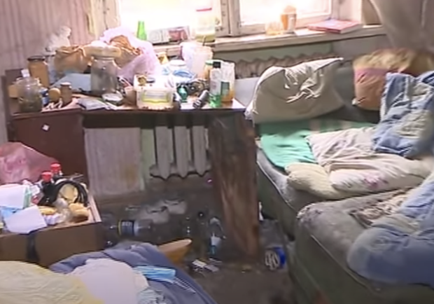 Вывозили на самосвале: квартиру киевлянина очистили от 7 тонн мусора