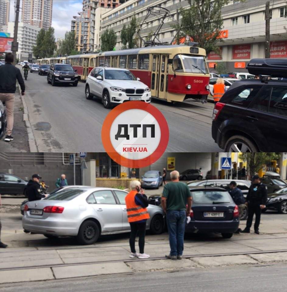 В Киеве на улице Глыбочицкая произошло ДТП с участием двух автомобилей на трамвайных путях