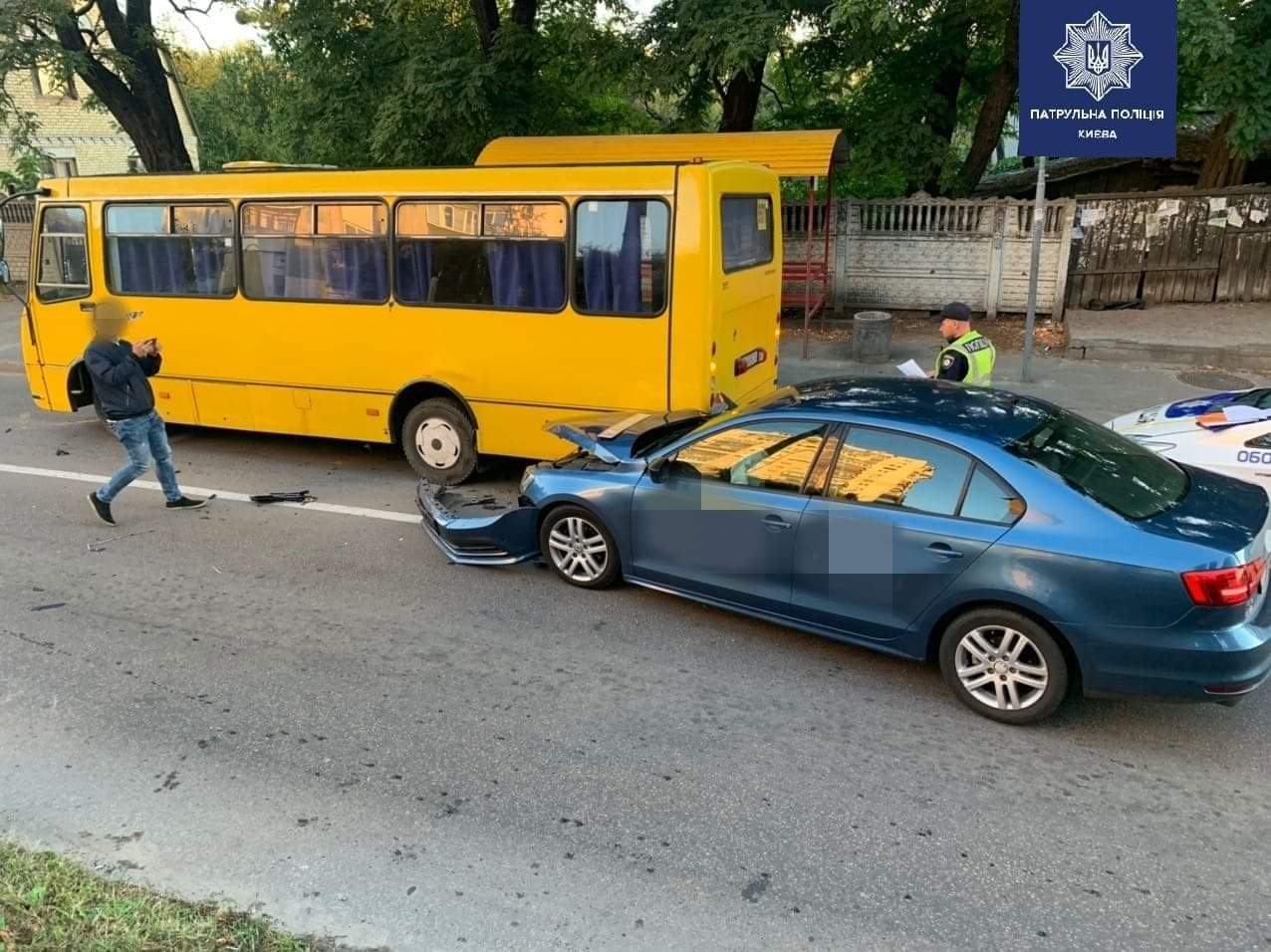 У Києві на проспекті Науки сталася ДТП за участю автомобіля Volkswagen і автобуса Богдан