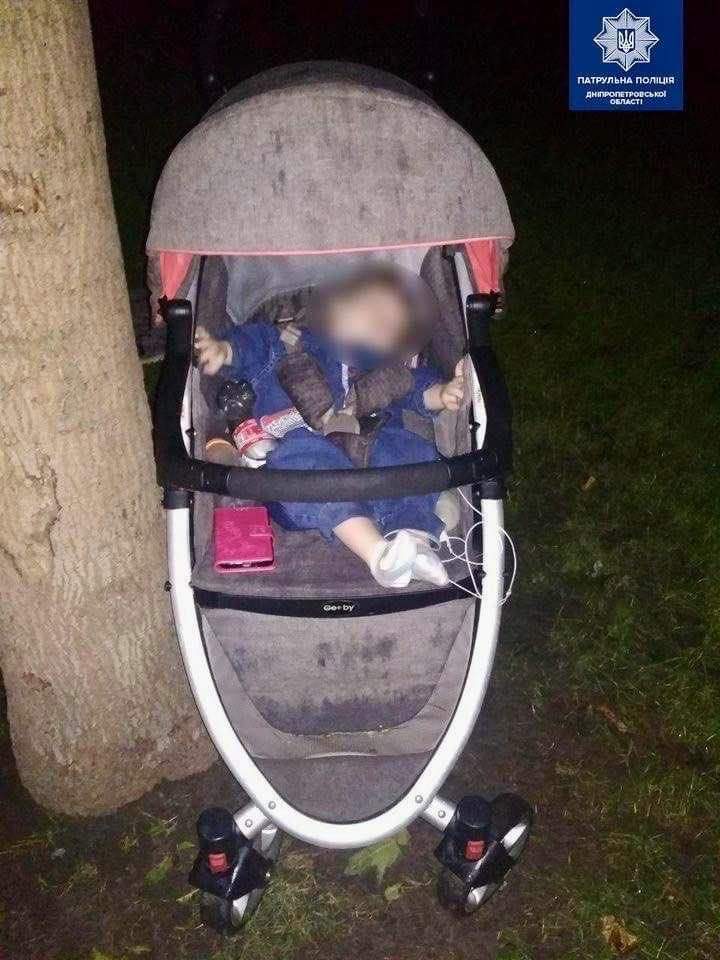 В Днепре в парке пьяная женщина забыла своего 10-месячного ребенка в коляске