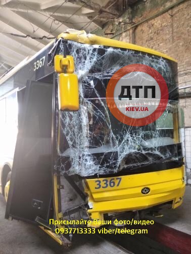 В Киеве на Виноградаре водитель тролейбуса уснул и попал в ДТП