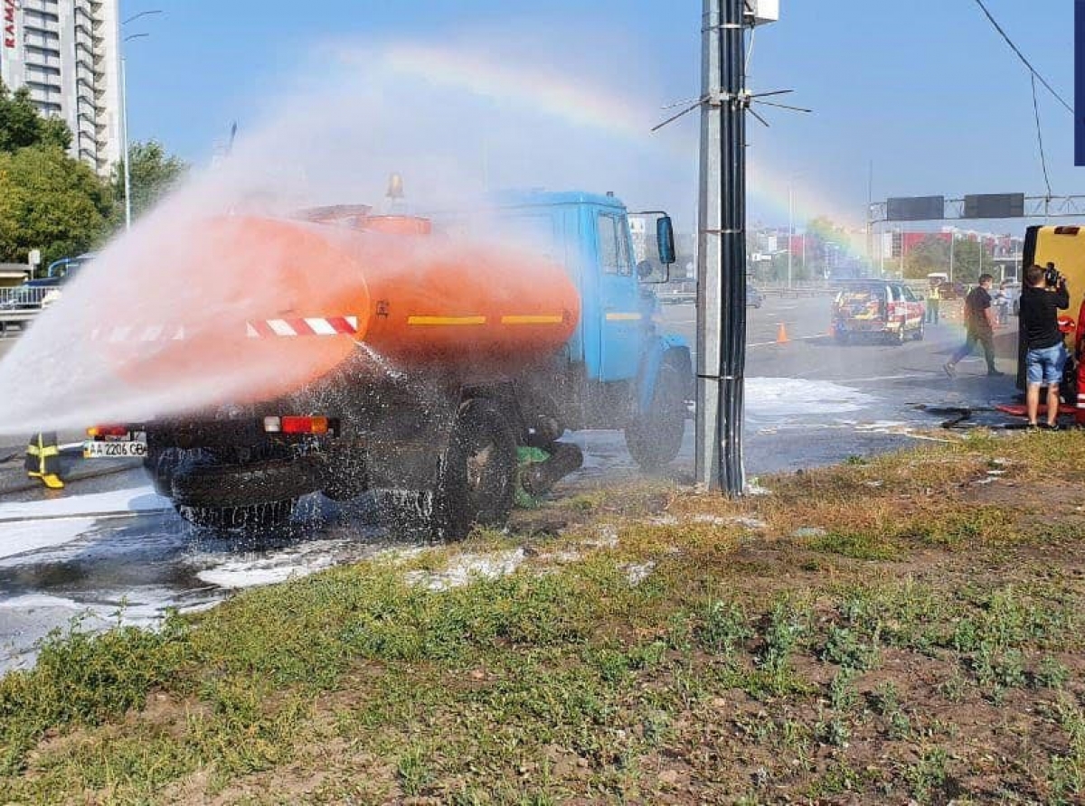 У Києві на На Столичному шосе відбуваються навчання з ліквідації надзвичайних ситуацій