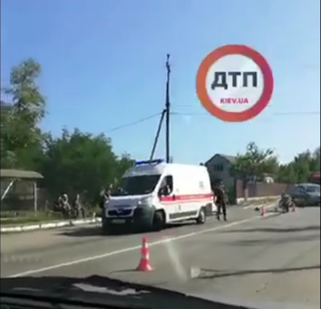 На Київщині трапилася серйозна ДТП - автомобіль ГАЗель збив мотоцикліста