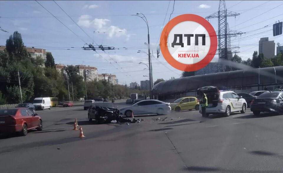 В Киеве на Виноградаре произошло серьезное ДТП с пострадавшими - на перекрестке столкнулись два автомобиля