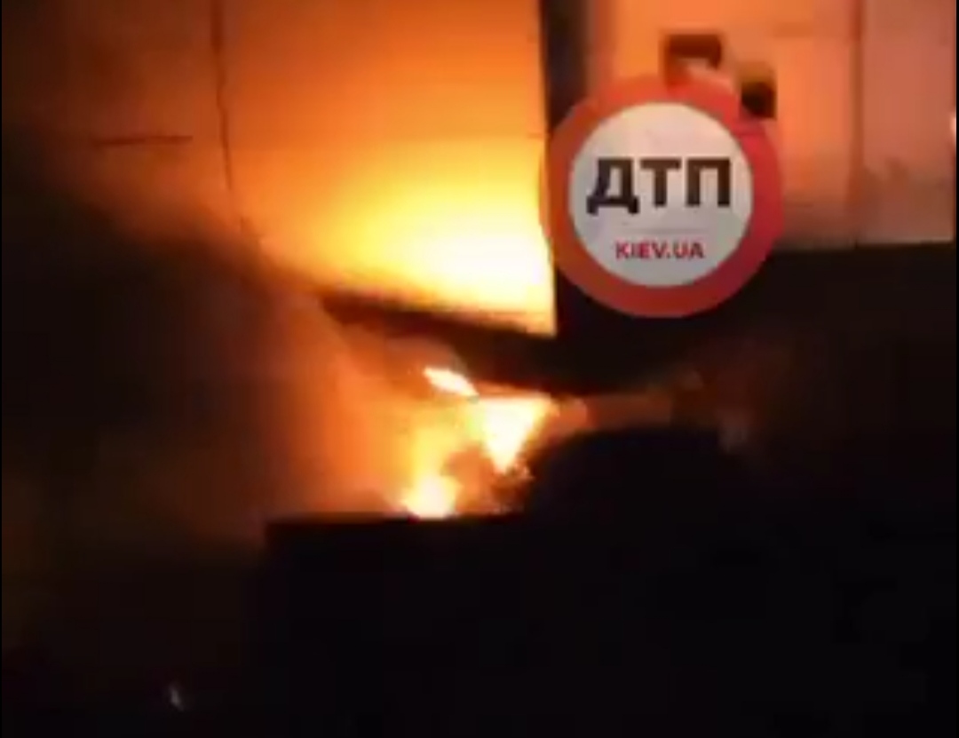 В Киеве на улице Новодарницкой горел автомобиль