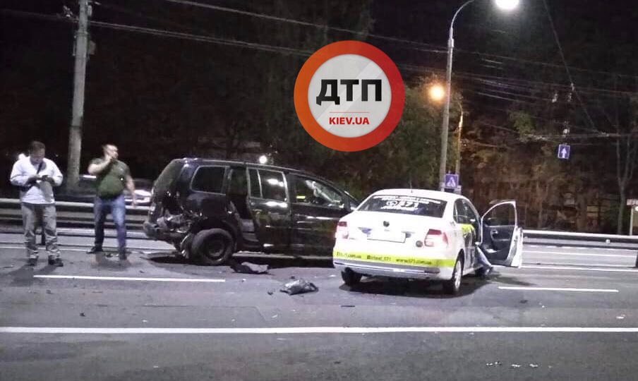 В Киеве на Чолоковском бульваре произошло серьезное ДТП - минивен столкнулся с автомобилем такси 571