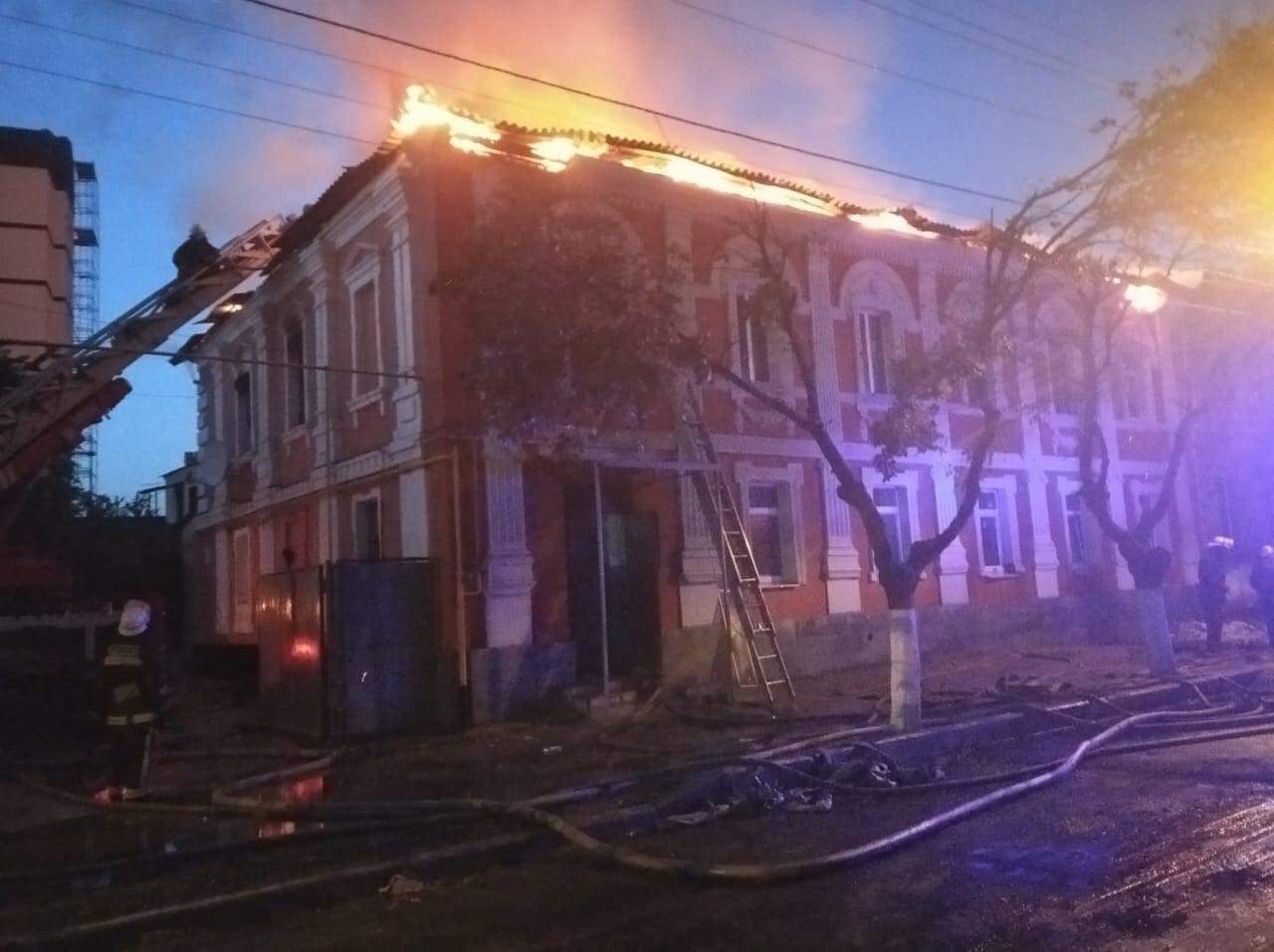 У Харкові горить багатоквартирний двоповерховий будинок: одна людина загинула