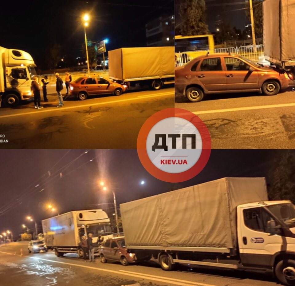В Киеве на бульваре Перова произошло серьезное ДТП с участием грузовика, легковушки и фуры