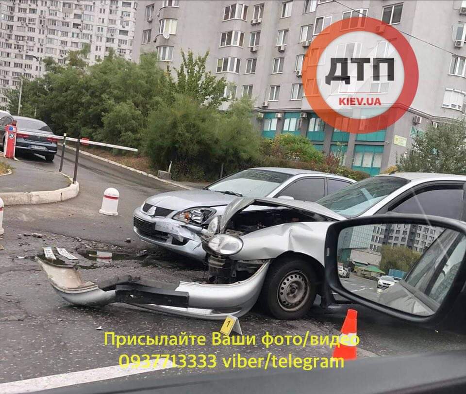 В Киеве на улице Елизаветы Чавдар произошло серьезное ДТП - автомобиль Mitsubishi столкнулся с Lanos