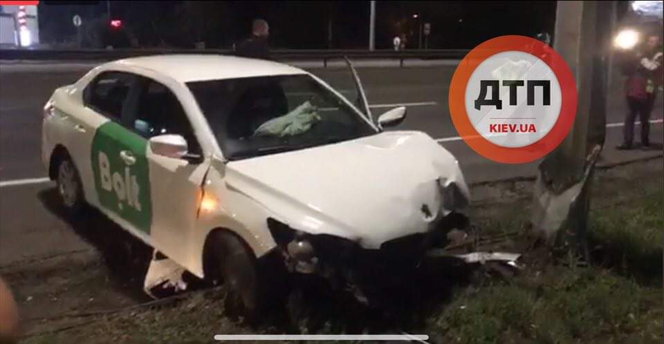 ДТП в Киеве на Столичном шоссе - пьяный таксист врезался в столб
