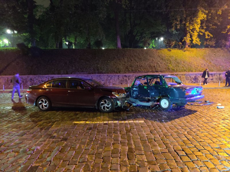 ДТП в Киеве на Грушевского: столкнулись Honda и ВАЗ на военных номерах