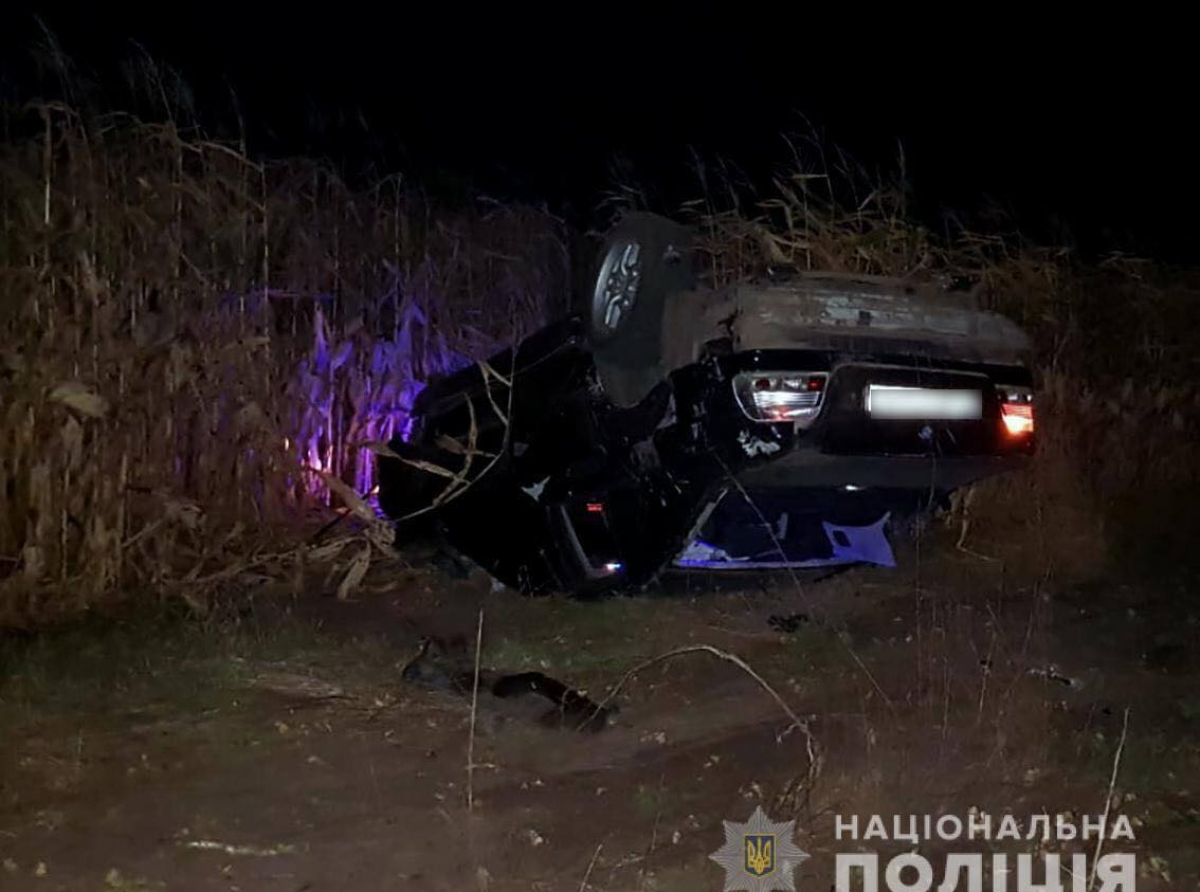 На Чернігівщині сталася смертельна ДТП - автомобіль BMW вилетів у кювет і перекинувся: водій загигнув, пасажир отримав травми