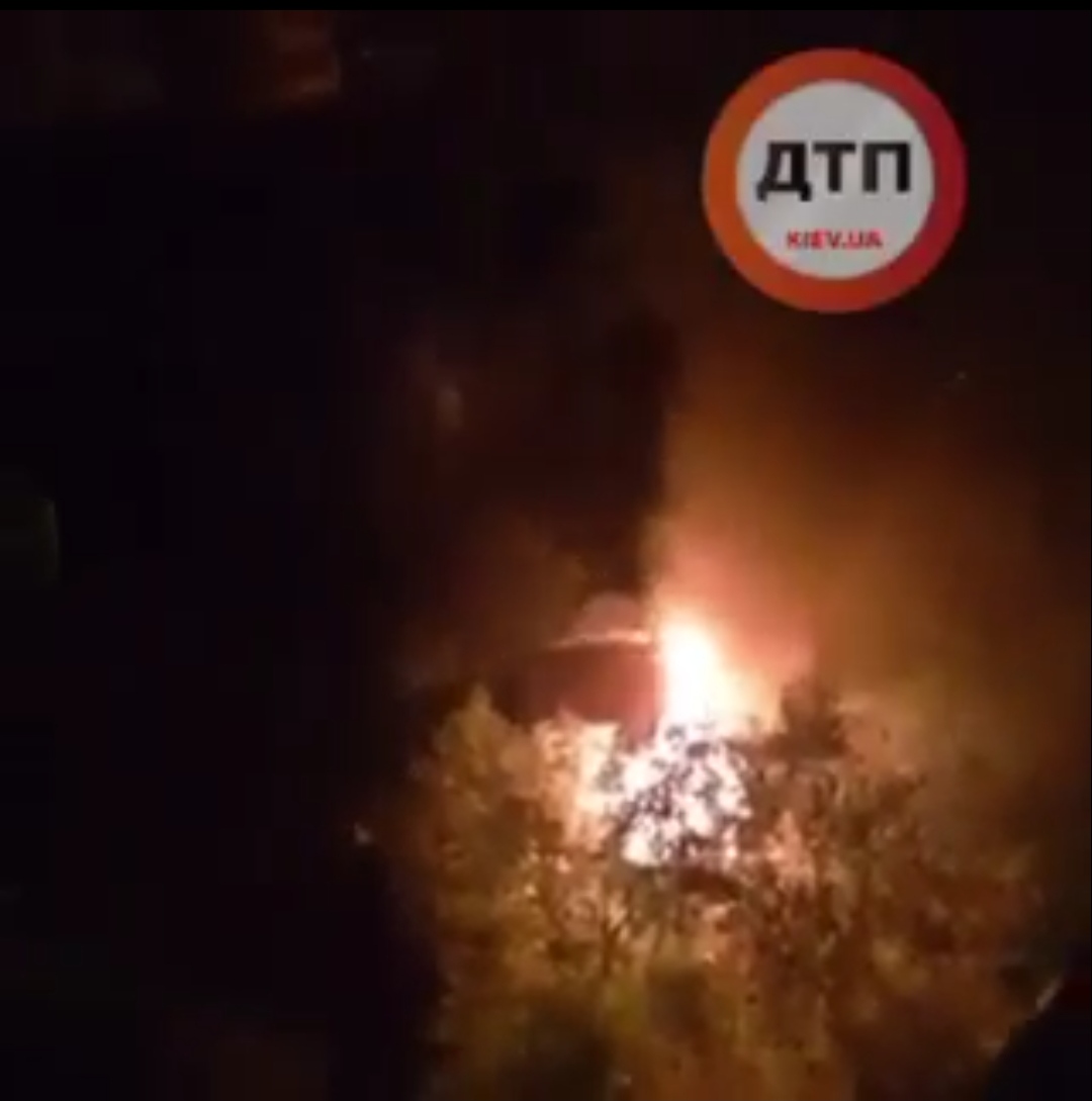 Ночной пожар в Киеве на бульваре Верховного Совета: сгорел гараж