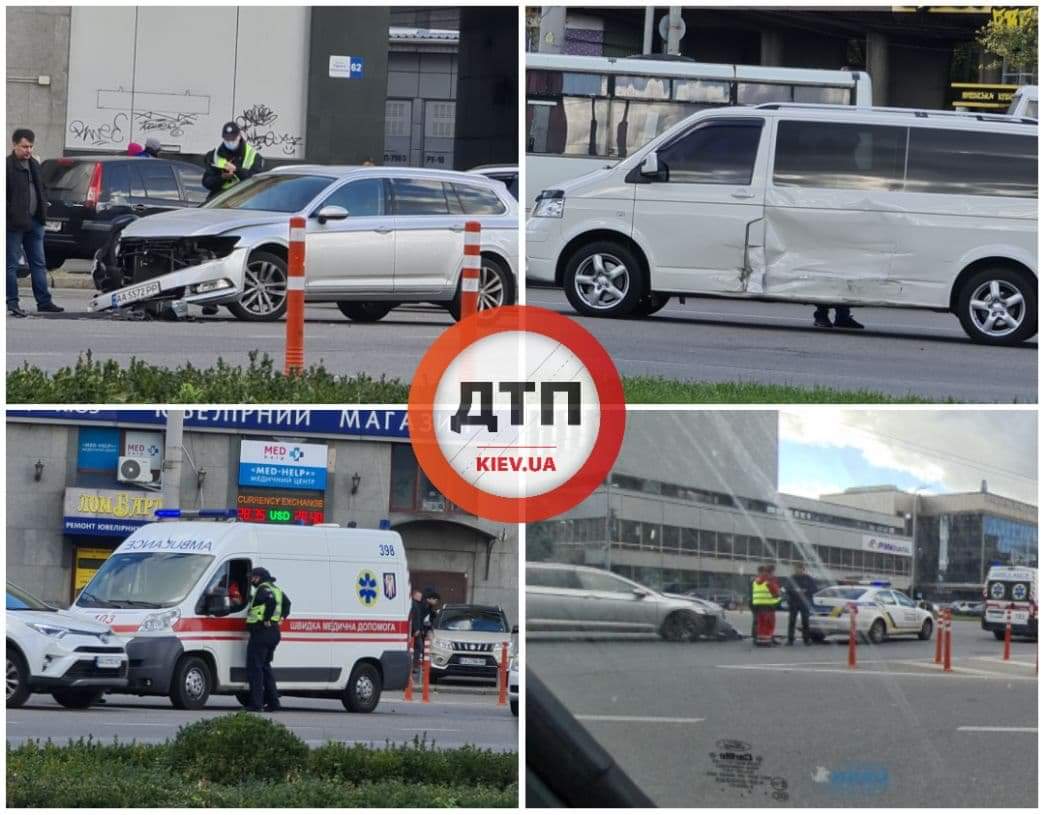 В Киеве на площади Победы произошло серьезное ДТП с пострадавшими - легковушка столкнулась с бусом Volkswagen