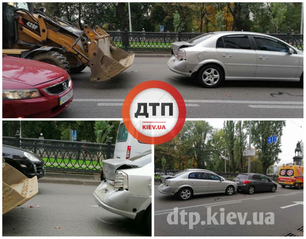 В Киеве на бульваре Шевченка произошло серьезное ДТП - бульдозер протаранил два автомобиля