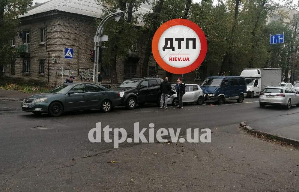 В Киеве на улице Святошинской произошло ДТП с пострадавшими: столкнулись четыре автомобиля