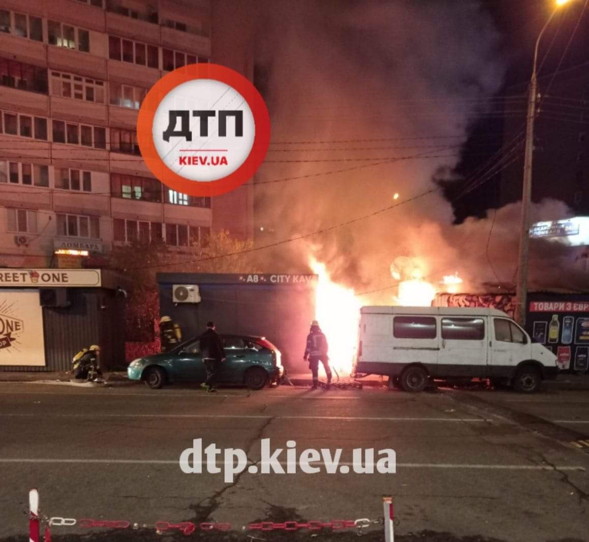В Киеве ночью на Позняках горели МАФы