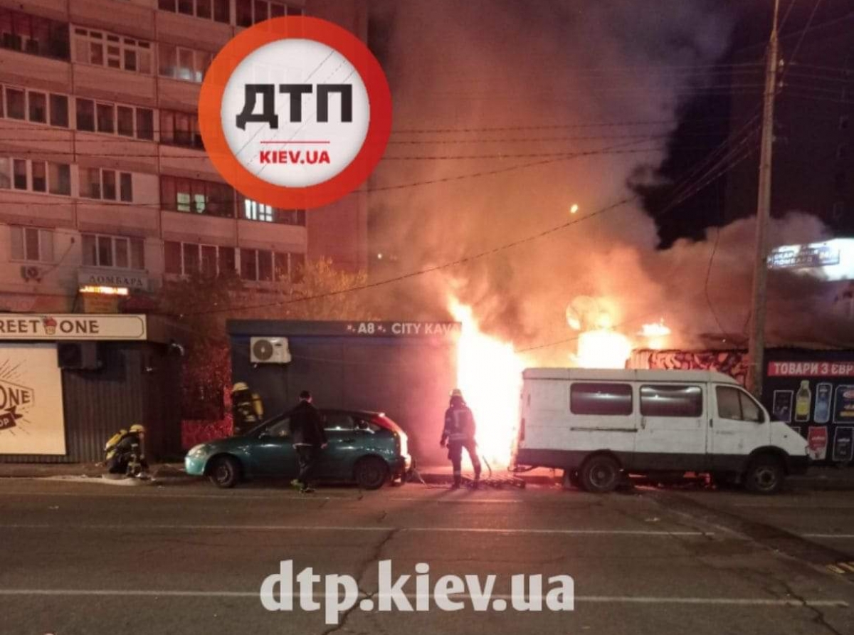 В Киеве ночью на Позняках горели МАФы