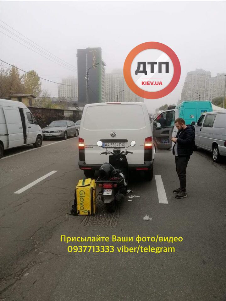 В Киеве на улице Маршала Конева произошло мото ДТП - автомобиль Volkswagen задним ходом врезался в скутер курьера