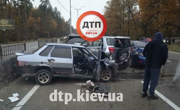 В Киеве на Новой окружной произошло смертельное ДТП - ВАЗ врезался в попутные автомобили: водитель погиб на месте