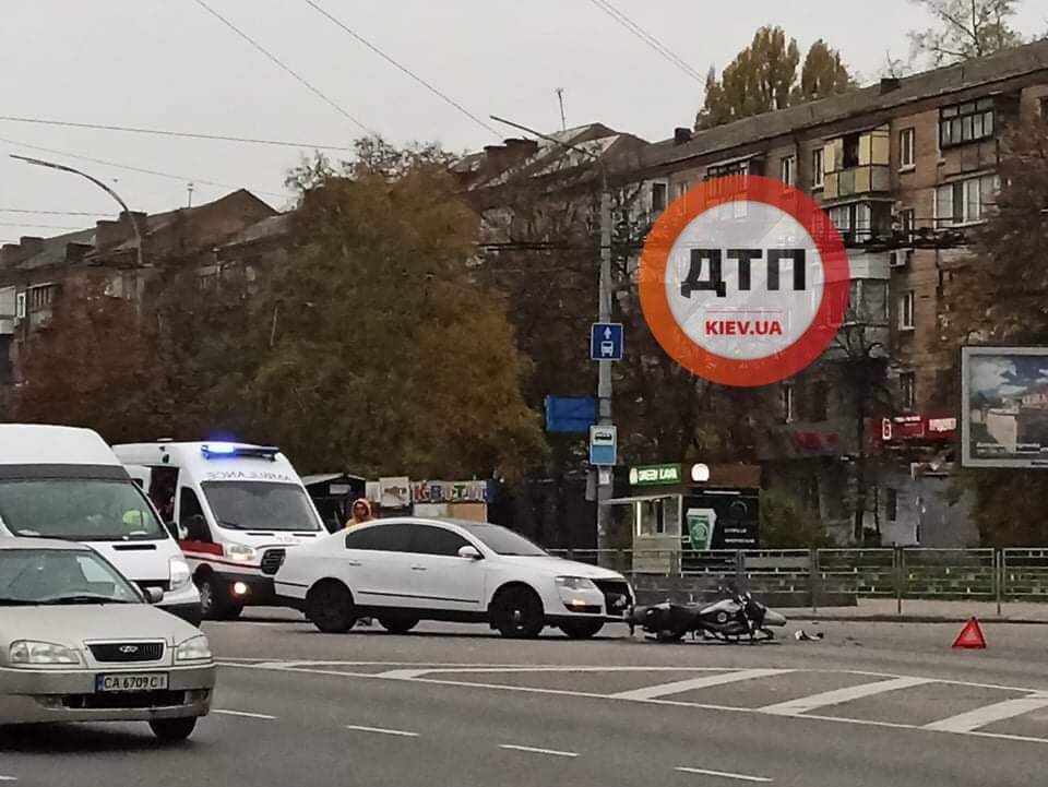 В Киеве на перекрестке Ольжича и Телиги произошло мото ДТП с пострадавшими