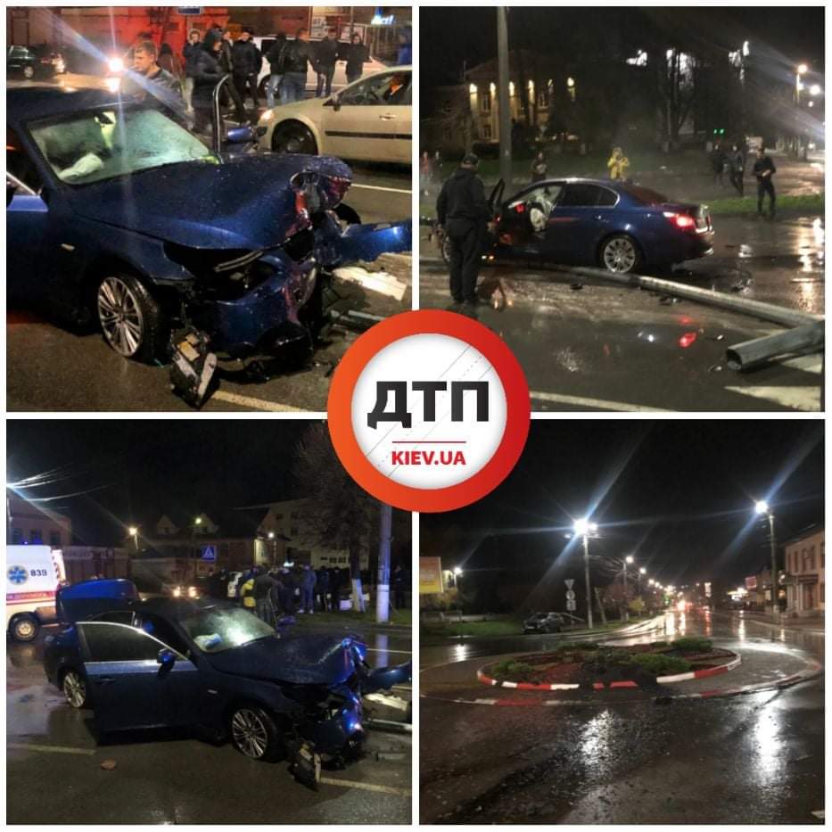 В Василькове произошло серьезное ДТП: BMW вылетел с дороги и врезался с клумбой и фонарным столбом