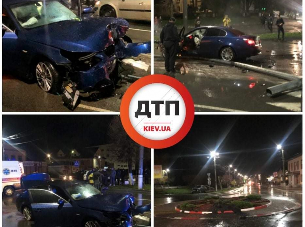 В Василькове произошло серьезное ДТП: BMW вылетел с дороги и врезался с клумбой и фонарным столбом