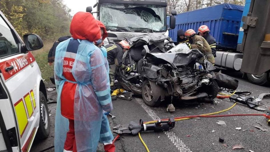 Трагедія на дорозі  Стрий-Кропивницький–Знам‘янка - автомобіль Lanos затиснуло між вантажівками Scania та Mercedes: є загиблі
