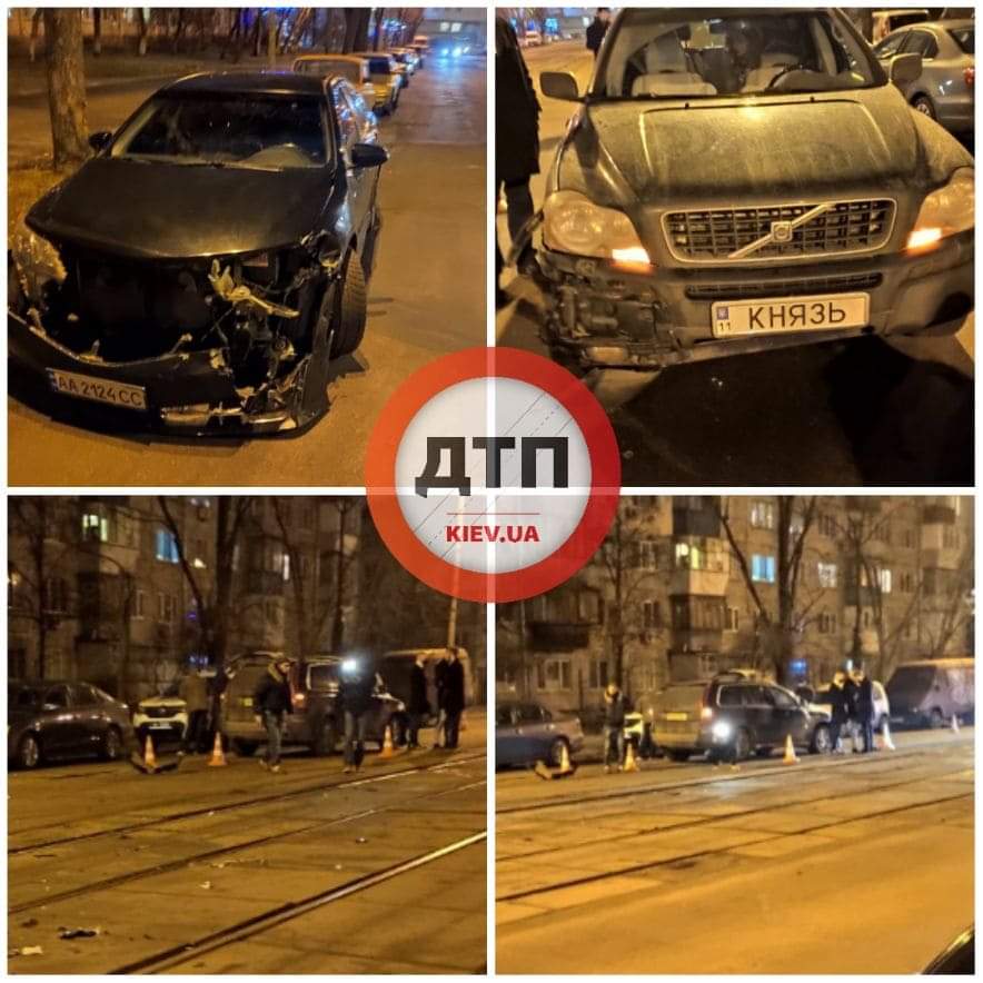 В Киеве на улице Курнатовского произошло ДТП - автомобиль Volvo с пьяным водителем столкнулся с Toyota на трамвайных путях
