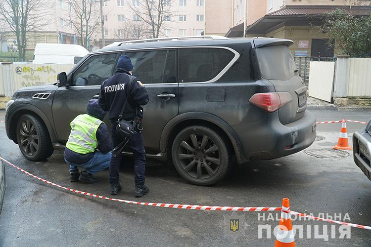 Оперативники Тернополя затримали групу осіб, які викрали авто, позбавили волі чоловіка та вимагали у нього 800 тисяч доларів