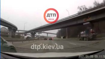 Видео причины масштабного #ДТП на надднепрянском шоссе: один из водителей просто нахваливал в левом встречном ряду за отбойником против шерсти