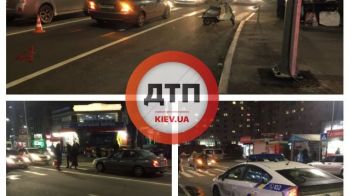 В Киеве на Позняках курьер на мопеде врезался в такси перед переходом