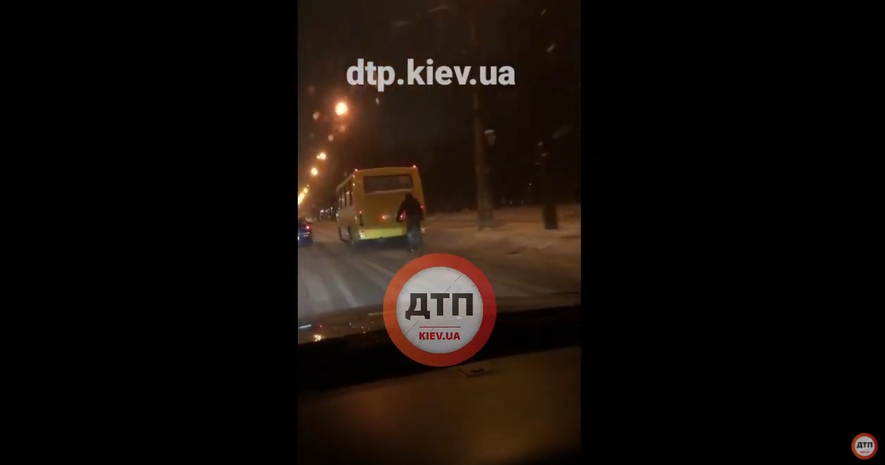 В Киеве улице Ялтинская водитель велосипеда аэродинамические пристроился за маршруткой. Видео