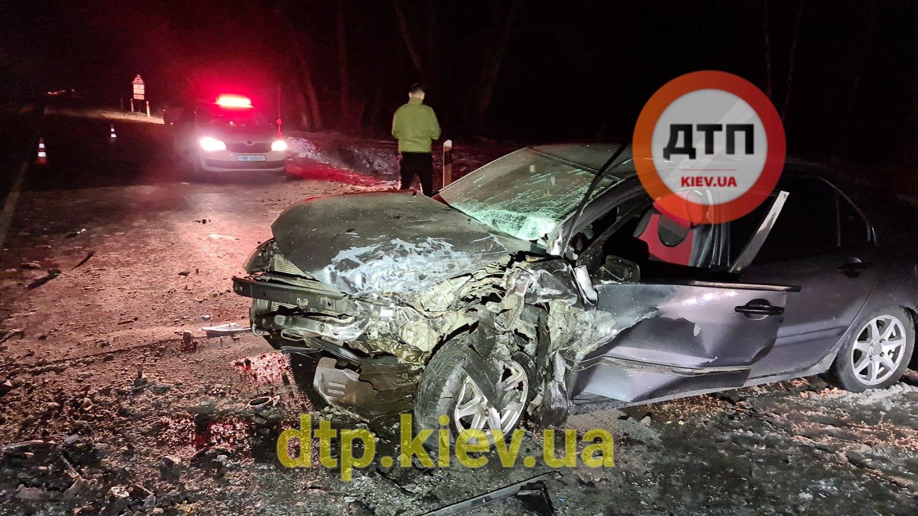 Под Киевом произошло серьезное ДТП с пострадавшими: автомобиль Mitsubishi врезался в Fiat и опрокинул его в кювет