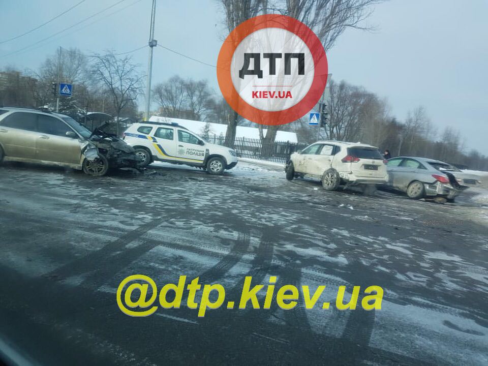 ДТП с пострадавшими в Киеве на Пуховской: Hyundai столкнулся с Subaru 