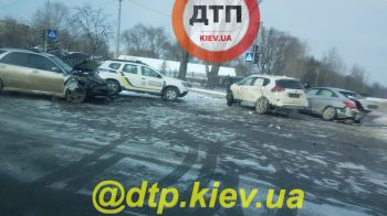 ДТП с пострадавшими в Киеве на Пуховской: Hyundai столкнулся с Subaru 